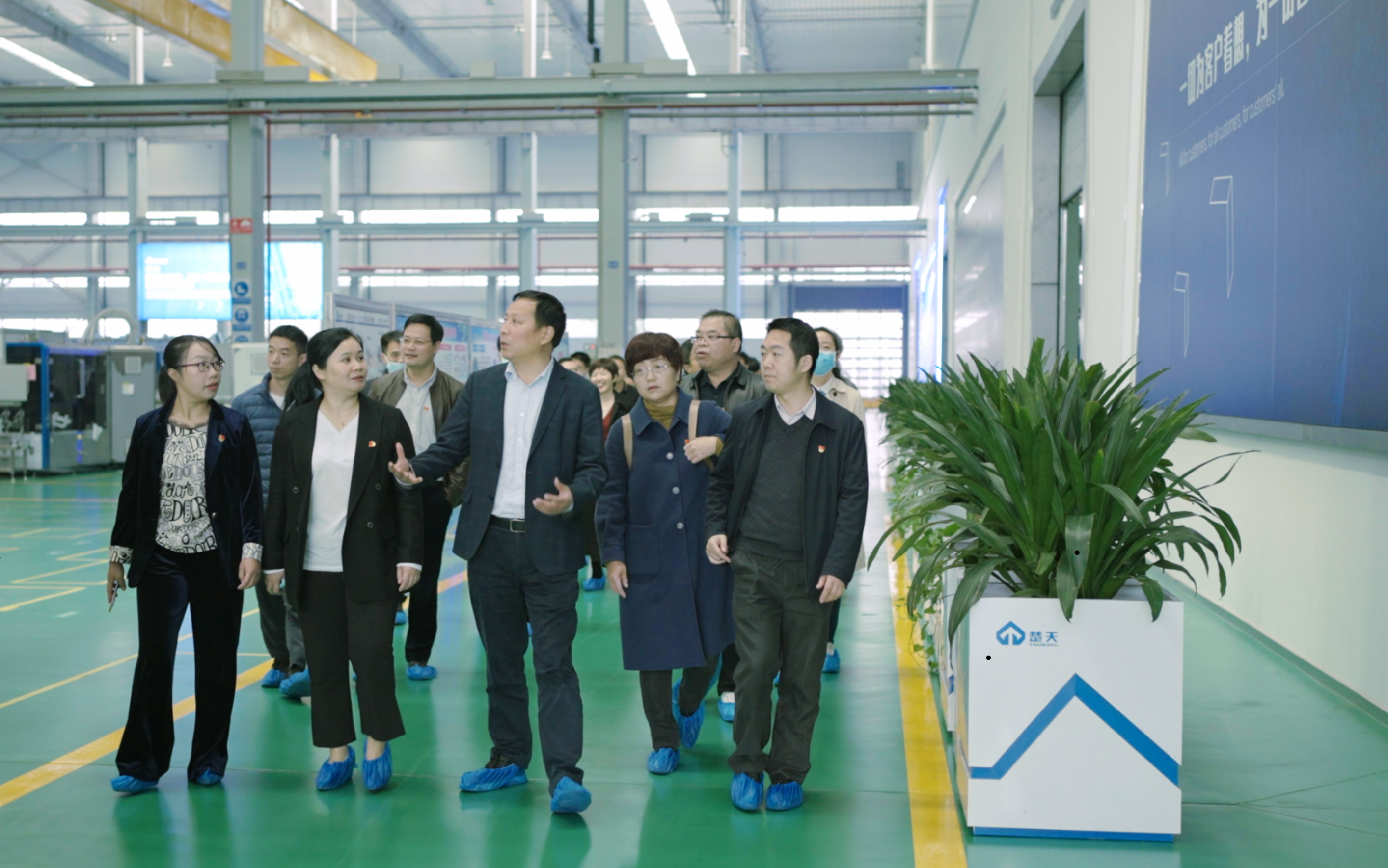 beat365平台官方网站党委委员、副校长魏克湘在企业给机械工程学院教工党员上“微党课”.jpg beat365平台官方网站党委委员、副校长魏克湘在企业给机械工程学院教工党员上“微党课”.jpg