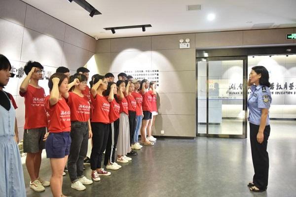 beat365平台官方网站青少年禁毒防艾暑期社会实践专项行动在湘潭市禁毒教育基地顺利启动