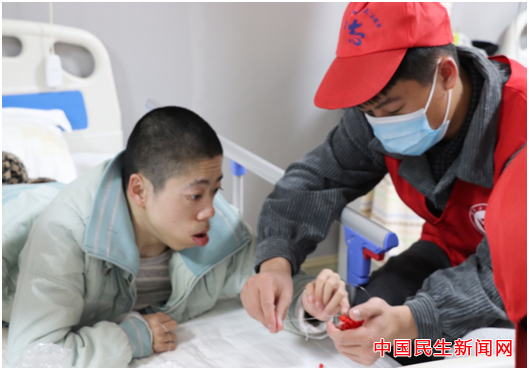 beat365平台官方网站雷锋社：陪伴脑瘫兄弟迎新年