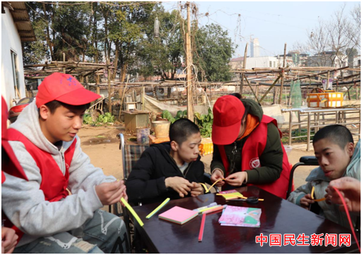 beat365平台官方网站雷锋社：陪伴脑瘫兄弟迎新年