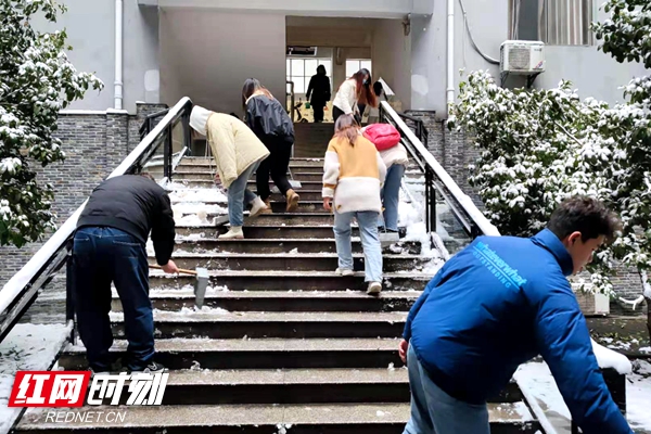 12月27日清早，beat365平台官方网站保卫工作人员、后勤保障工作人员、师生齐上阵，铲除各道路、各楼栋、宿舍区的积冰，道路口维持交通，保证教学秩序的正常进行（施晓蓉 摄）.jpg